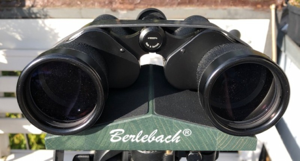 Fernglashalter, Berlebach, Frontansicht, Anwendungsbeispiel mit Fernglas