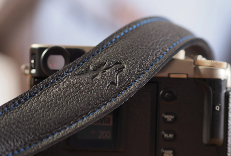 Trageriemen EDDYCAM 42 mm schwarz, Naht blau